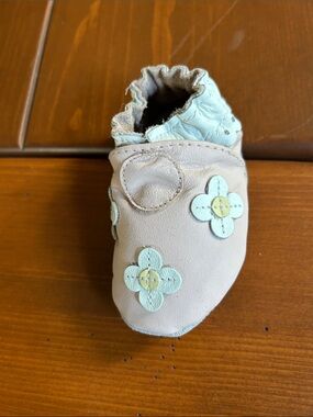Robeez Soft Leather Baby Shoe in Light Pink with Floral Appliqués
